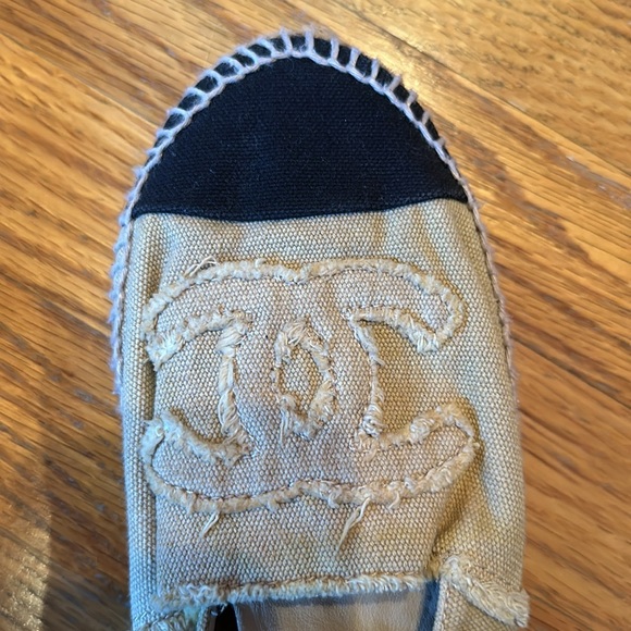 CHANEL Beige and Black two tone canvas espadrilles in size EU 38 - Picture 6 of 10